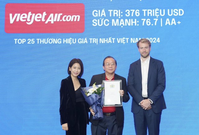 Phó tổng giám đốc Vietjet Đỗ Xuân Quang nhận giải thưởng Top 25 thương hiệu giá trị nhất Việt Nam