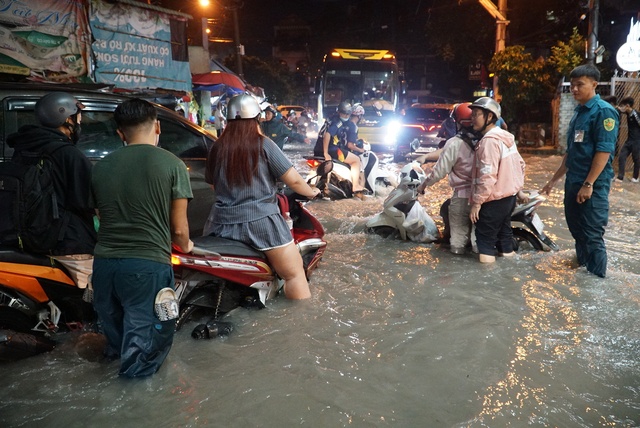 Triều cường dâng cao có thể gây ngập ở TP.HCM ngày rằm tháng 9- Ảnh 2.