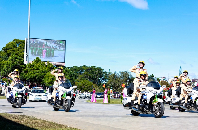 Hàng ngàn người đến xem công an biểu diễn võ thuật, kỹ năng phòng chống tội phạm- Ảnh 6.