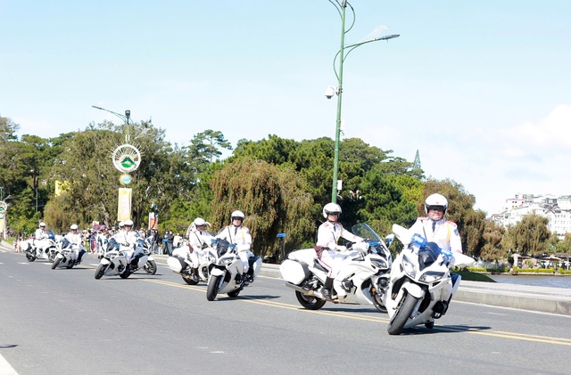 Hàng ngàn người đến xem công an biểu diễn võ thuật, kỹ năng phòng chống tội phạm- Ảnh 14.