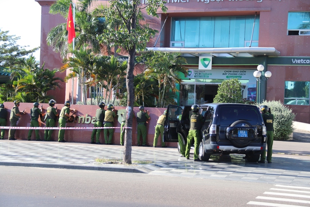 Bình Thuận: Khống chế thành công tình huống 'cướp ngân hàng' trong buổi diễn tập- Ảnh 2.