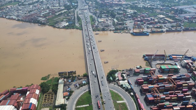 Giải cứu tàu hàng mắc kẹt dưới cầu Đồng Nai- Ảnh 2.