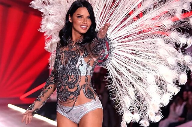 Siêu mẫu Adriana Lima trở lại sàn diễn Victoria's Secret- Ảnh 1.