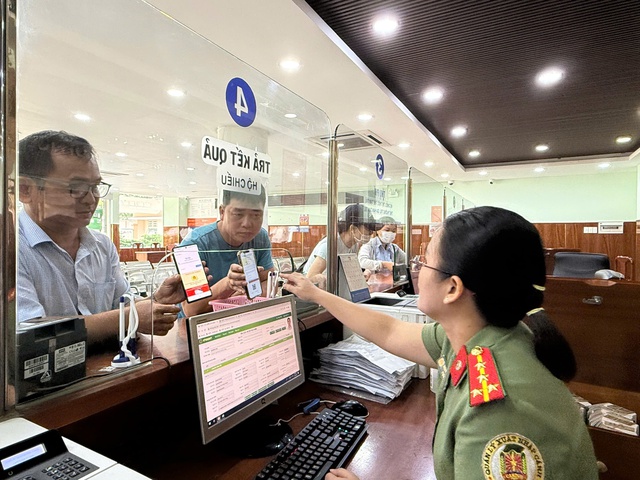 Người dân đến giải quyết TTHC tại Phòng Quản lý xuất nhập cảnh Công an tỉnh Bình Dương