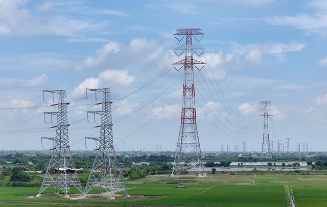 Trong 9 tháng đầu năm, NPMB đã hoàn thành đóng điện 3 công trình, trong đó nổi bật nhất là 2 dự án thành phần của Dự án đường dây 500 kV mạch 3. Ảnh: EVNNPT