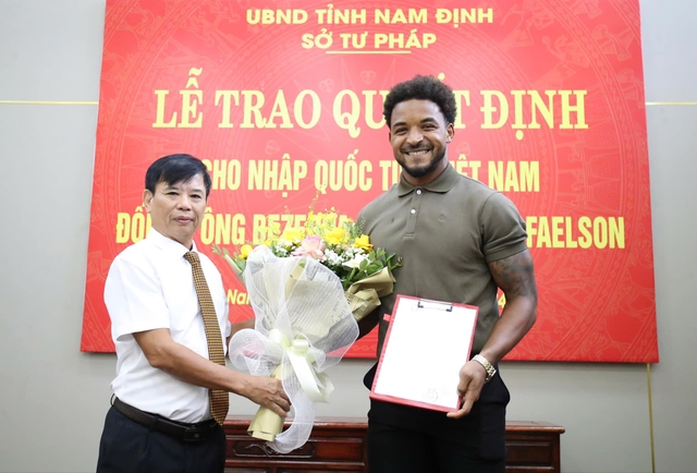 Tiền đạo Nguyễn Xuân Son chính thức nhận quốc tịch Việt Nam: HLV Kim Sang-sik sẽ lưu tâm?- Ảnh 1.