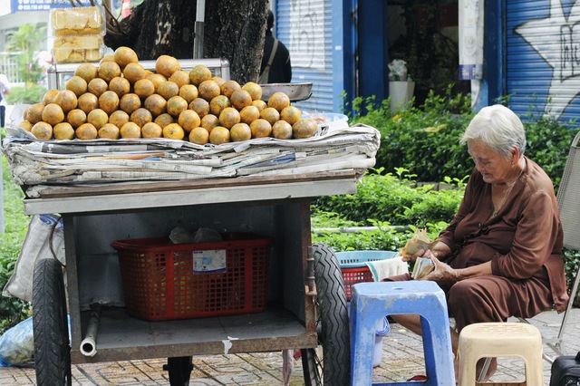 Bà Năm xem việc buôn bán mỗi ngày là niềm vui tuổi già