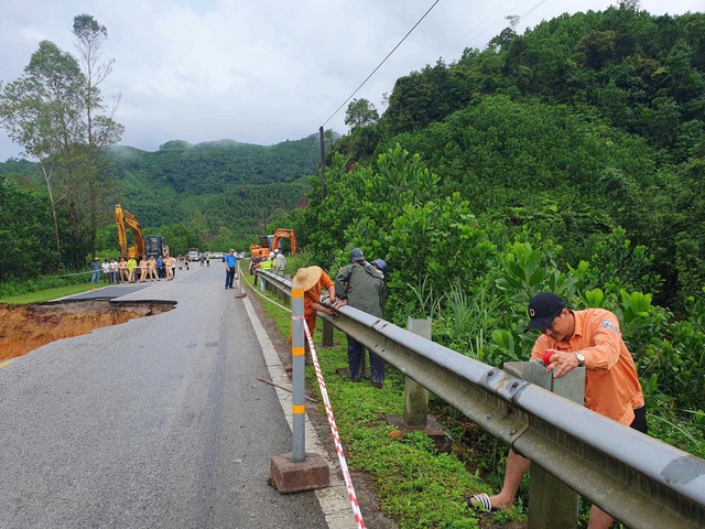 Lấp xong 'hố tử thần' trên QL18B trước ngày 20.10- Ảnh 2.