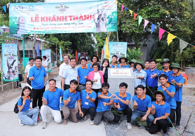 Bà Nguyễn Thị Ngọc Quỳnh - Thành viên HĐQT Công ty Cổ phần Tôn Đông Á tham dự lễ khánh thành đường Gò Cát 1 và Gò Cát 2 tại ấp Thống Nhất, xã Bình Phú, (H.Tân Hồng, Đồng Tháp) do Tôn Đông Á tài trợ năm 2024