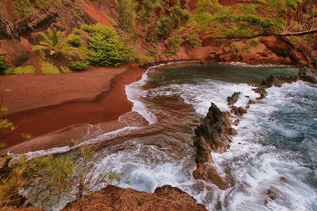 Unique from beaches with strange sand colors in the world - Photo 4.