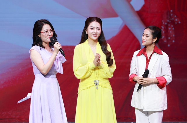 Khánh Thy ra bài hát phổ thơ 'Anh ngủ thêm đi anh, em phải dậy lấy chồng'- Ảnh 2. Khánh Thy ra bài hát phổ thơ 'Anh ngủ thêm đi anh, em phải dậy lấy chồng'- Ảnh 2.