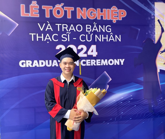 Tân cử nhân tốt nghiệp xuất sắc khiến hội trường rơi nước mắt vì bài phát biểu- Ảnh 1.