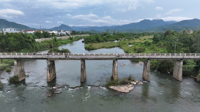 Bình Định có hàng chục cây cầu yếu và hẹp, gây nguy hiểm- Ảnh 1.