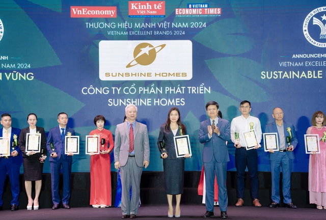 Tổng giám đốc Sunshine Homes Đỗ Thị Định đại diện doanh nghiệp nhận vinh danh trong Top &quot;Thương hiệu mạnh - Phát triển bền vững năm 2024&quot; tại Chương trình Thương hiệu mạnh Việt Nam lần thứ 21