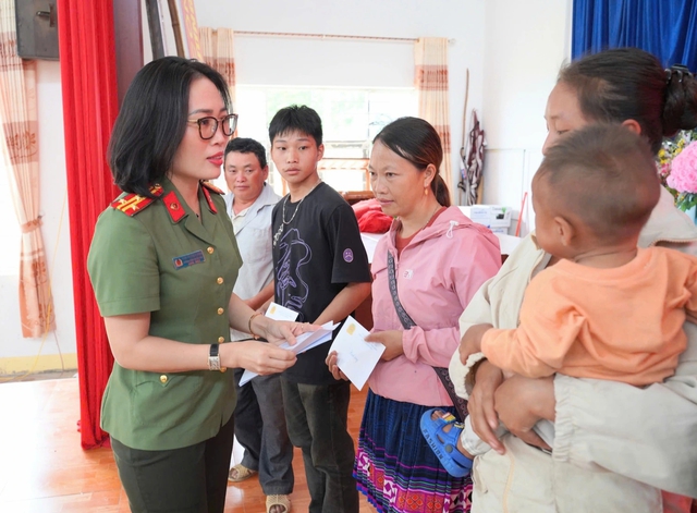 Công an cửa khẩu Tân Sơn Nhất chung tay với người dân Lào Cai khắc phục thiệt hại do bão số 3- Ảnh 1.