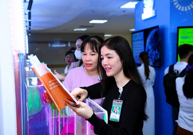 Bệnh viện ĐH Y Dược TP.HCM ra mắt bộ sách chuyên môn điều dưỡng theo tiêu chuẩn Mỹ- Ảnh 3. Bệnh viện ĐH Y Dược TP.HCM ra mắt bộ sách chuyên môn điều dưỡng theo tiêu chuẩn Mỹ- Ảnh 3.