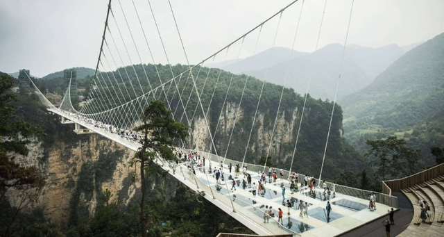 Thrilled,'holding your breath' when passing through these 4 famous glass bridges - Photo 2.