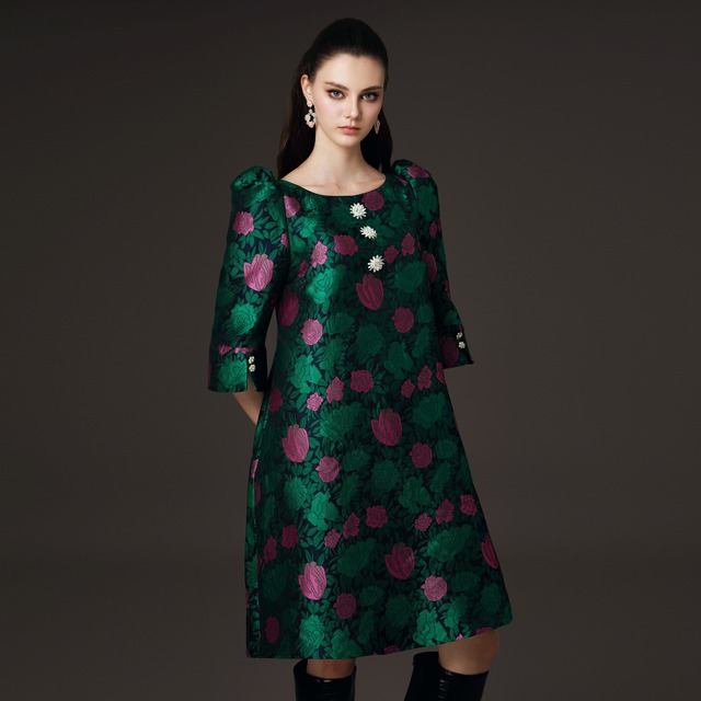 Patterned brocade material reigns supreme in the fall and winter season - Photo 2.