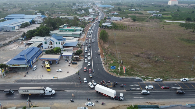 Xây cầu vượt QL1 ở nút giao Ba Bàu vào cao tốc Phan Thiết - Dầu Giây- Ảnh 1.