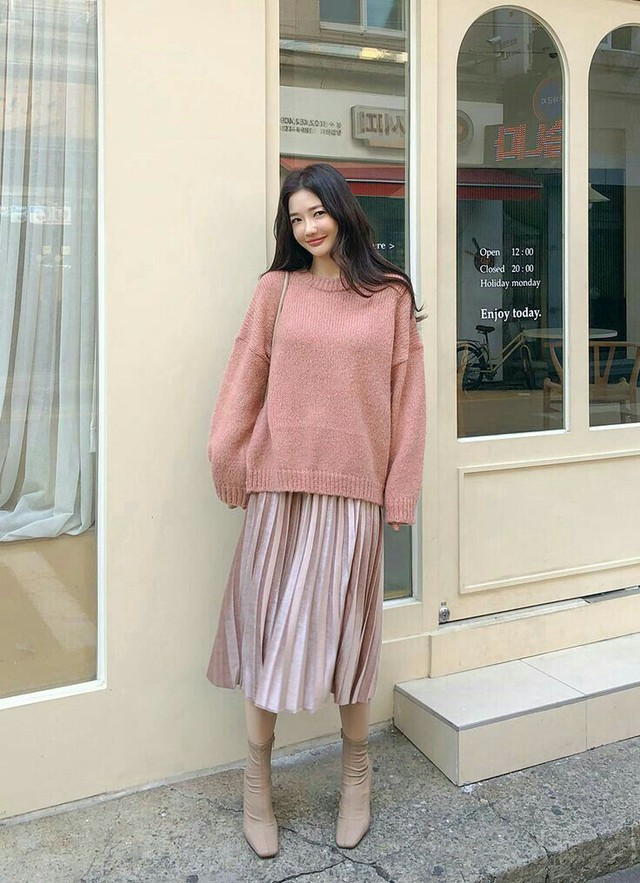 Pleated midi skirt, trendy models symbolizing fall-winter style - Photo 4.