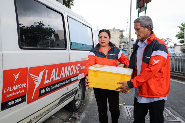 Vợ chồng đối tác tài xế Lalamove đồng hành mọi nẻo đường: ‘Gia đình là động lực’- Ảnh 1.