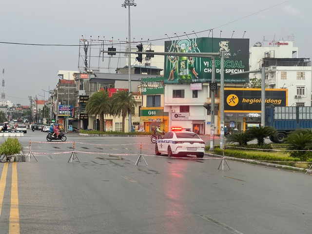 Hỗn loạn nút giao thông lớn nhất ở Hạ Long - Ảnh 4.