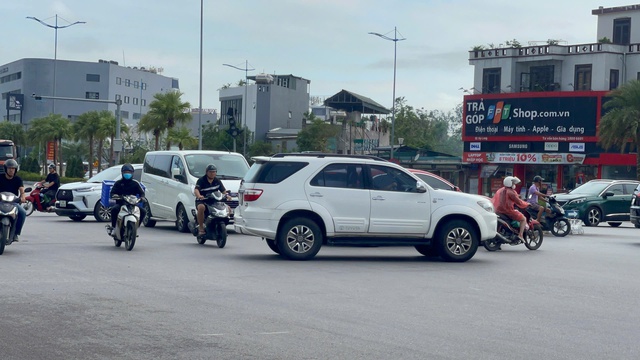 Hỗn loạn nút giao thông lớn nhất ở Hạ Long - Ảnh 2.