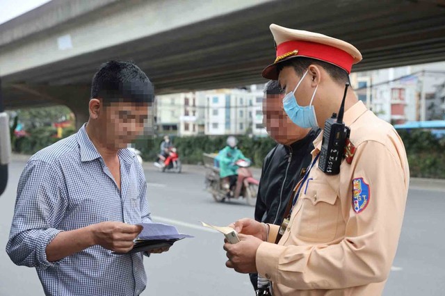 Ô tô gắn biển số giả, đề xuất phạt tới 30 triệu đồng - Ảnh 1.