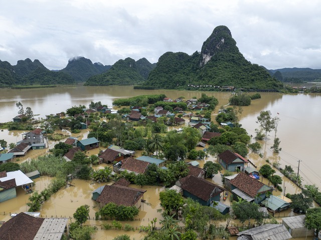 Tân Hóa bao vây bởi mênh mông nước. ẢNH: T.L