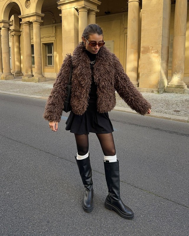 Conquer the luxurious style of autumn with a fur coat - Photo 2.