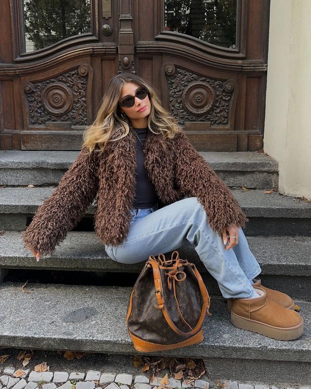 Conquer the luxurious style of autumn with a fur coat - Photo 3.