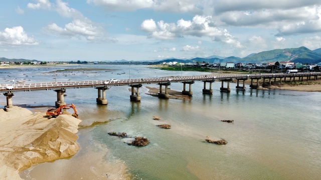 Bình Định: Người dân Tây Sơn lo lắng vì nhiều trụ cầu bị xói lở- Ảnh 8.