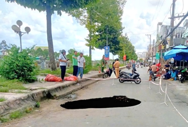 ‘Hố tử thần’ bỗng xuất hiện gần chợ rau củ ở Sóc Trăng- Ảnh 1.