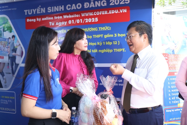 Học sinh TP.HCM hào hứng với ngày hội hướng nghiệp 'Hiểu đúng mình - Chọn đúng nghề'- Ảnh 4.