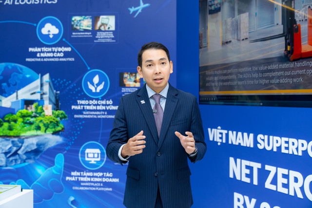 Tiến sĩ Yap Kwong Weng, CEO Việt Nam SuperPort™ thuyết trình về tương lai &quot;siêu cảng&quot;