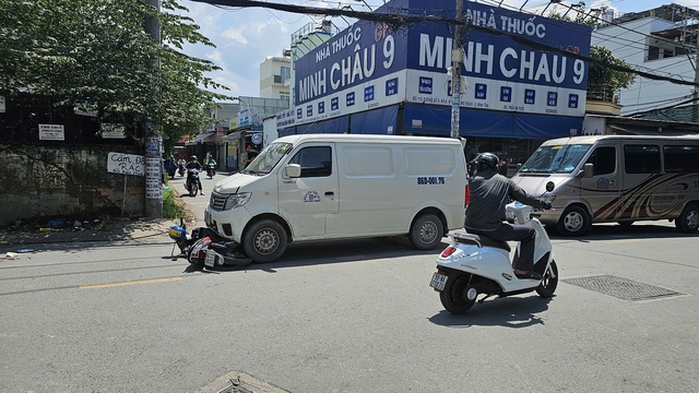 Hai ông cháu bị ô tô tông văng giữa ngã tư không đèn tín hiệu- Ảnh 1.