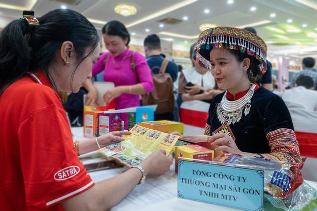 Các tỉnh/thành cần có những doanh nghiệp thương mại làm đầu mối tập trung các sản phẩm OCOP để kết nối với các nhà phân phối, các nhà bán lẻ trên địa bàn TP.HCM. Ảnh: SATRA