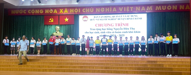 VWS tài trợ học bổng Nguyễn Hữu Thọ cho sinh viên, học sinh H.Bình Chánh- Ảnh 1.