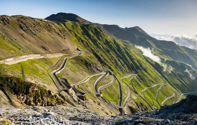 Admire the picturesque roads in Europe - Photo 3.