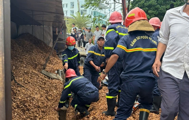 Lật xe tải chở dăm gỗ, đè 3 người đi đường tử vong- Ảnh 2.