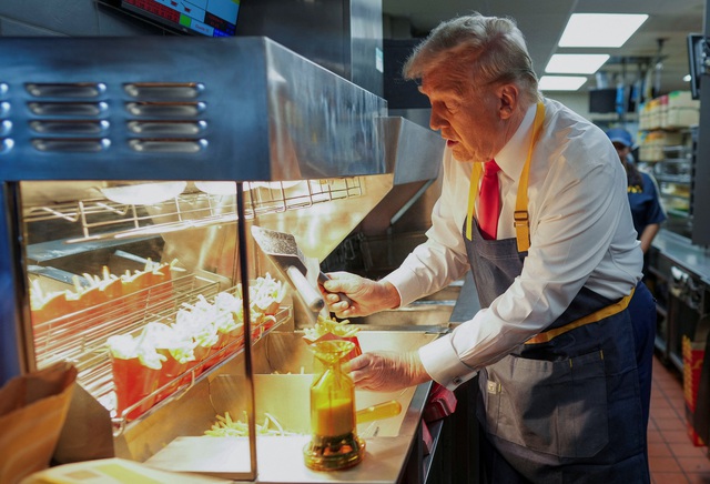 Ông Trump đi làm ở McDonald's- Ảnh 1.