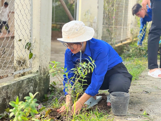 Cô gái làm đẹp xã nông thôn mới kiểu mẫu- Ảnh 1.