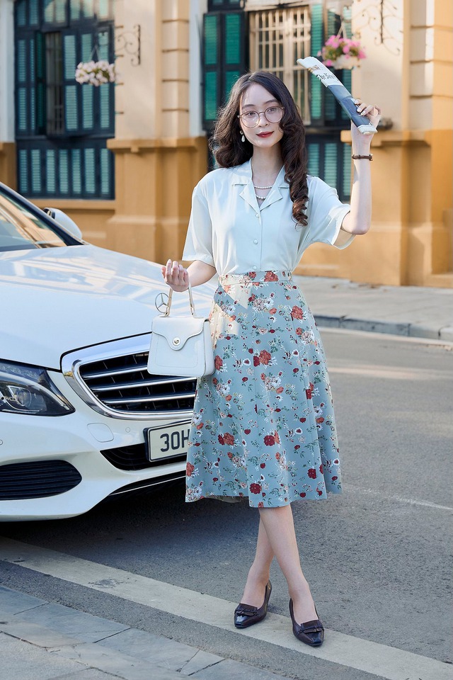 Long skirt and stylized shirt: Fall fashion style - Photo 6.