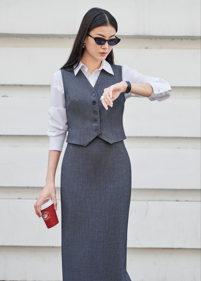 Women today wear vests that highlight minimalist beauty - Photo 7.