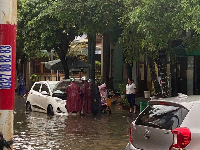 Mưa lớn, nhiều tuyến đường tại TP.Đồng Hới ngập sâu- Ảnh 2.