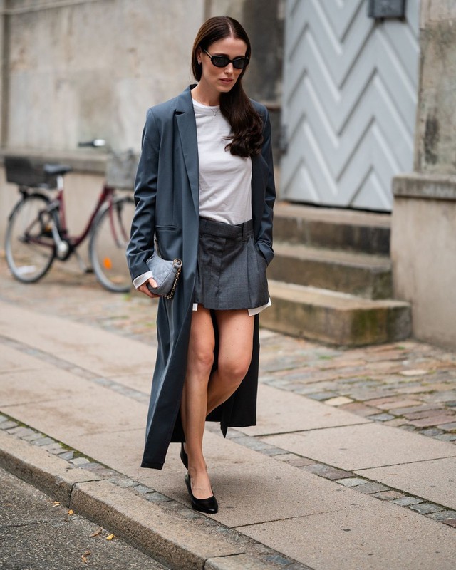 Black pleated skirt for a trendy look for ladies - Photo 3.