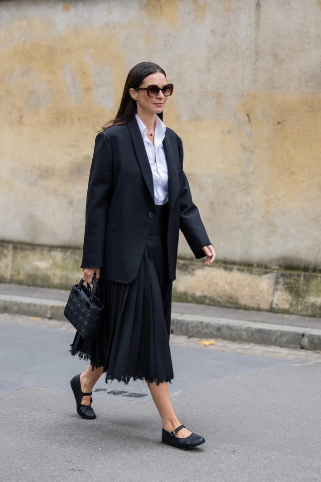 Black pleated skirt for a trendy look for ladies - Photo 5.