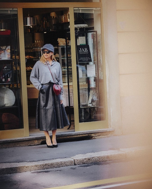 Black pleated skirt for a trendy look for ladies - Photo 6.