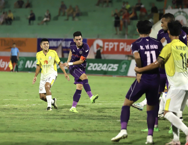 Cuộc đua vô địch V-League không nóng mới lạ, các ứng viên như thể sắp về đích!- Ảnh 2.