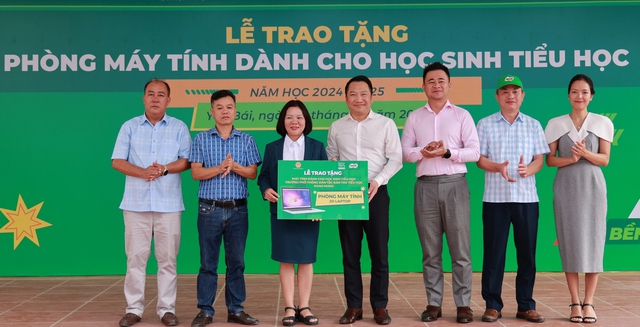 Trao tặng máy tính cho các trường tiểu học vùng cao - Ảnh 1.